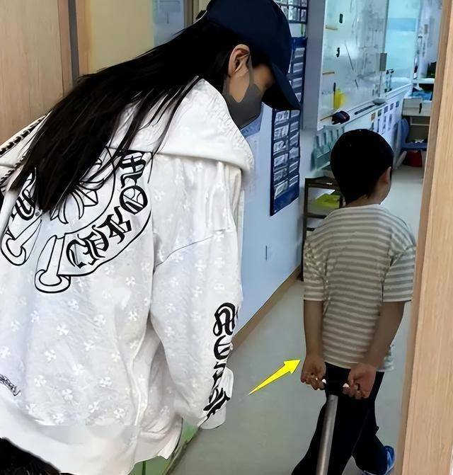肚曝光这下前妻杨颖彻底笑不出来了！k8凯发黄晓明二胎实锤！叶珂大孕
