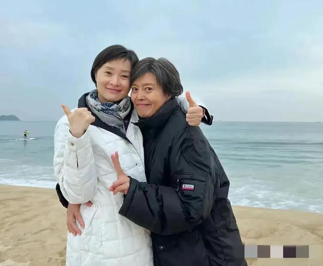 吴玉芳比65岁丁嘉丽还显老吴越最年轻凯发k8登录三个女人海边玩耍62岁的(图2)