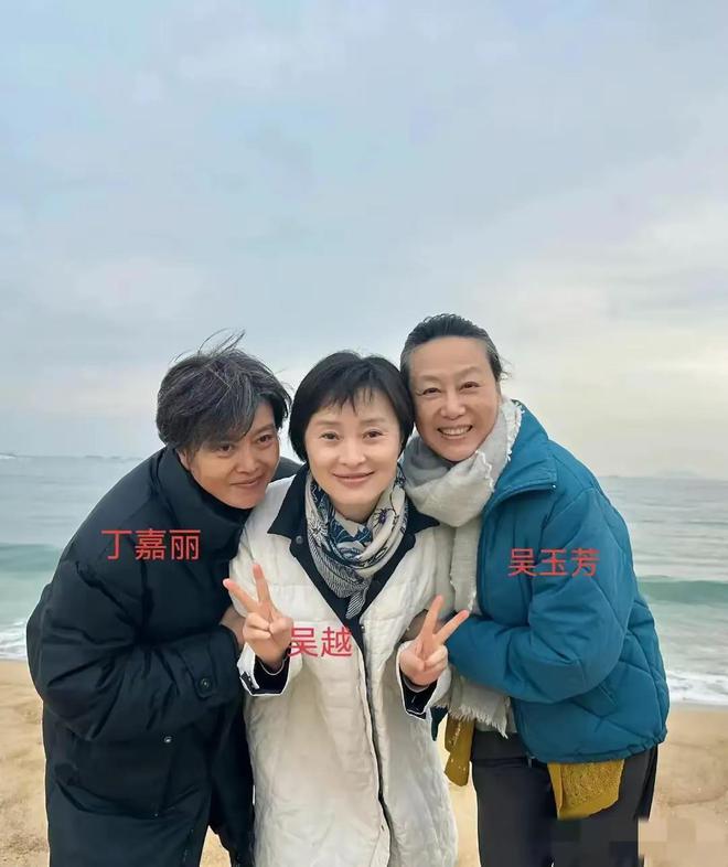 吴玉芳比65岁丁嘉丽还显老吴越最年轻凯发k8登录三个女人海边玩耍62岁的(图4)