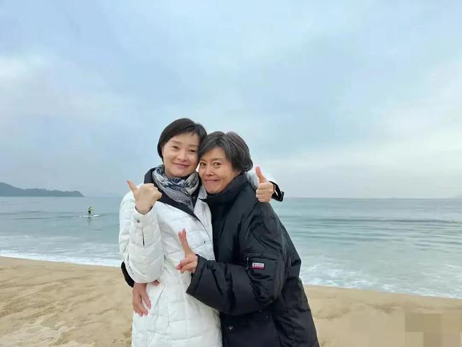 吴玉芳比65岁丁嘉丽还显老吴越最年轻凯发k8登录三个女人海边玩耍62岁的(图5)